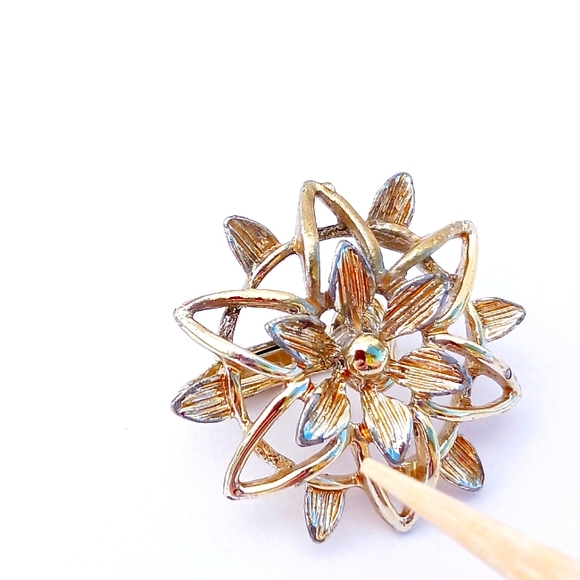 SIGNED 1960s SARAH COV earrings 'Peta-Lure' atomic flower gold tone clips - Picture 5 of 7